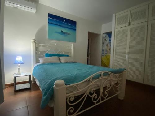a bedroom with a bed with a blue comforter at Villa cerca del Mar in Guanche