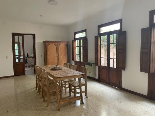 comedor con mesa de madera y sillas en Tranquilidad en Bragado en Bragado