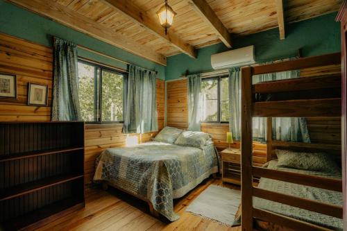 ハラバコアにあるVilla Ka: Relax with fresh air and mountain view.のベッドルーム1室(ベッド1台、二段ベッド1組付)