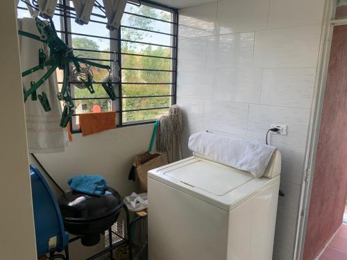 a laundry room with a washing machine and a window at Casa campestre Boyacá, cerca a lugares turísticos in Duitama