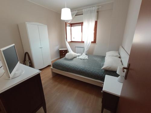 niewielka sypialnia z łóżkiem i oknem w obiekcie as maison w mieście Terni