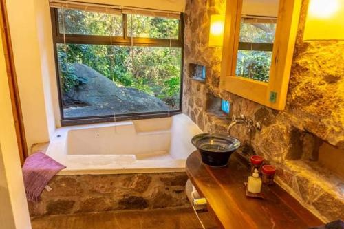 baño con bañera y ventana en Casa Loft en San Javier