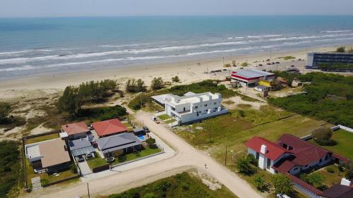 una vista aérea de una casa y de la playa en Evaldt Haus, en Araranguá