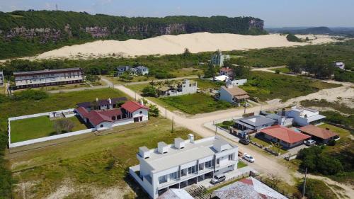 an aerial view of a house in front of a beach at Evaldt Haus in Araranguá