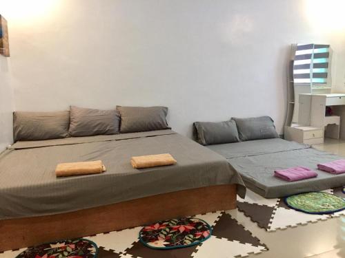 Un pat sau paturi într-o cameră la Spacious Home near Las Casas in Bagac, Bataan
