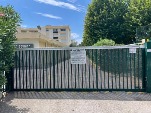 een poort met een bord voor een gebouw bij Cozy studio in calm in Mandelieu-la-Napoule