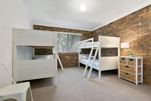 Ένα ή περισσότερα κρεβάτια σε δωμάτιο στο Generous Family Home with 4 Bedrooms, Pool, Pet Friendly