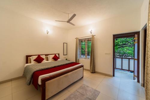 um quarto com uma cama e uma ventoinha de tecto em FTP (French Town Palacial) em Pondicherry