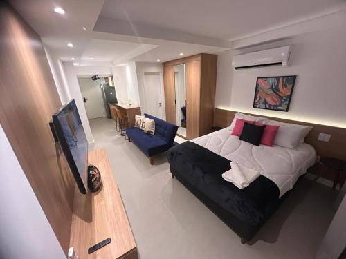 ein Schlafzimmer mit einem Bett und einem TV in einem Zimmer in der Unterkunft Apartamento Praia Flamengo Charme in Rio de Janeiro