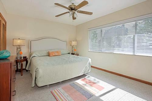 een slaapkamer met een bed en een plafondventilator bij The Conch House Marina Resort in St. Augustine
