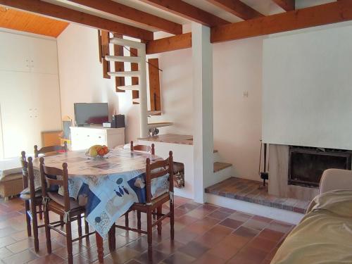 une cuisine et une salle à manger avec une table et des chaises dans l'établissement Maison familiale près de la mer avec terrasse et véranda, quartier calme à Saint Jean de Monts - FR-1-323-502, à Saint-Jean-de-Monts