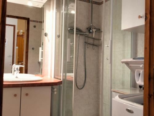 une salle de bain avec douche et lavabo dans l'établissement Charmant 2 pièces avec balcon, proche village et navettes, pour 4-6 personnes - FR-1-761-37, à Villard-de-Lans