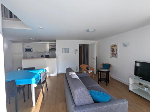 un salon avec un canapé et une table dans l'établissement Duplex T3 lumineux à Arcachon avec balcon, parking, Wi-Fi à 5 min de la plage et des commerces - FR-1-420-140, à Arcachon