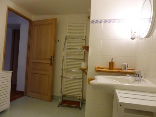 - Baño con lavabo y escalera de toallas en Gîte Lurcy-Lévis, 3 pièces, 6 personnes - FR-1-489-491, en Lurcy-Lévis