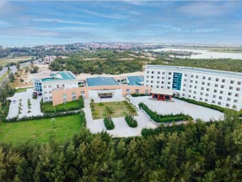 una vista aérea de un edificio con patio en Khách sạn 20-10 Quảng Bình, en Dong Hoi