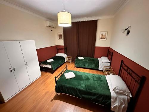 een kamer met drie bedden in een kamer bij pardis dormitory in Rome