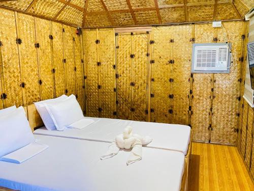 Cette chambre comprend un lit avec un ours en peluche. dans l'établissement Casa Gracia's Hotel and Restaurant, à San Aquilino
