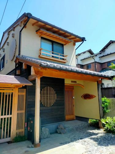 a house with a black and white exterior at 一棟貸しの宿 寂香庵 in Kamakura