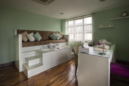 Kuchyň nebo kuchyňský kout v ubytování Westgrove Hotel
