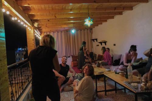 um grupo de pessoas sentadas numa sala em taghazout life em Taghazout