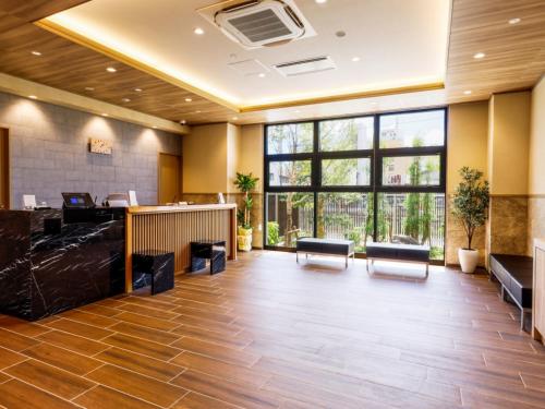 an office with a lobby with a desk and chairs at ホテル紀伊田辺 in Tanabe