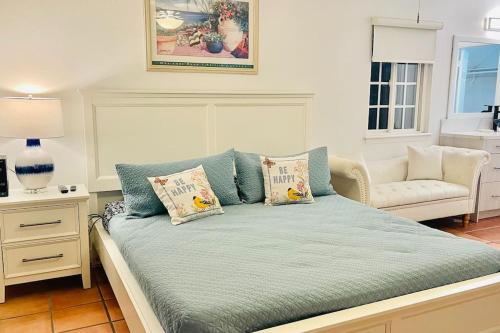 een bed met kussens in de woonkamer bij Cozy Home near Beach and Racetrack in Solana Beach