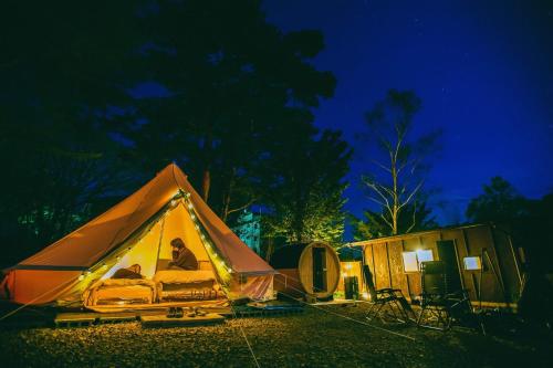 una tenda con una persona in esso di notte di untitled - Vacation STAY 42157v a Hokuto
