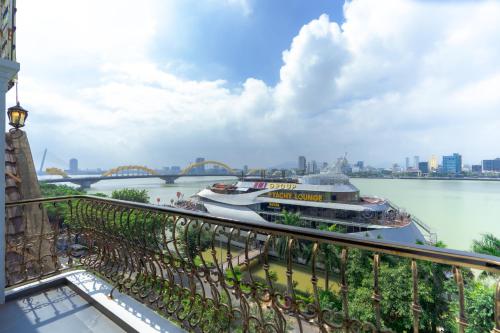 dos barcos están atracados en el río en Quang Minh Riverside Hotel Danang en Da Nang