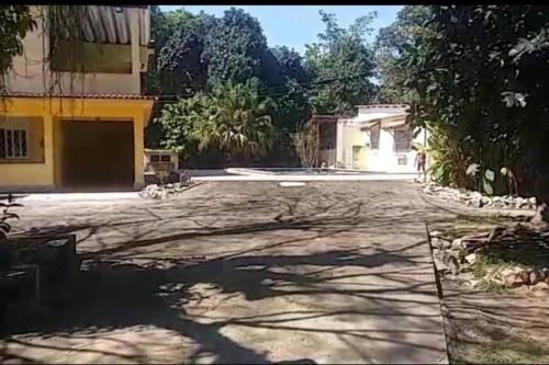 an empty driveway in a yard with a building at Sítio Vô Chico. in Mauá