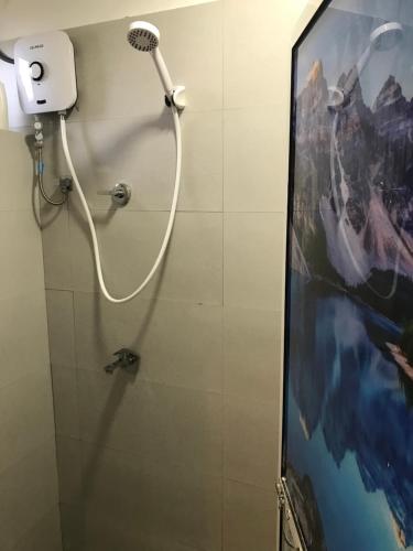 prysznic w łazience z obrazem na ścianie w obiekcie One Bed Room Apartment w mieście Weligama