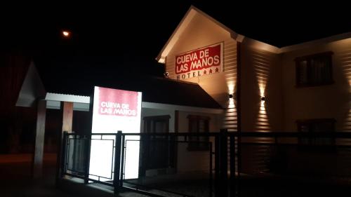 Hotel Cueva de las Manosに飾ってある許可証、賞状、看板またはその他の書類