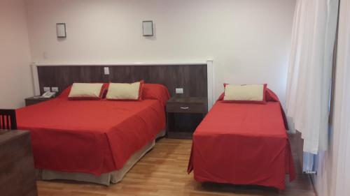 Hotel Cueva de las Manos tesisinde bir odada yatak veya yataklar