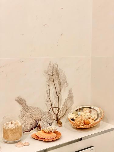 une table avec deux assiettes de nourriture sur une étagère dans l'établissement Palm Beach apartment, à Cannes