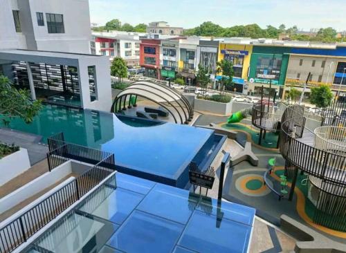 une image d'une piscine dans un complexe d'appartements dans l'établissement Skytree A0902-(1) in Foodie City, à Johor Bahru