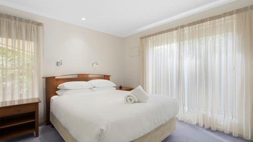 Aegina في ميتونغ: غرفة نوم بسرير ابيض كبير مع شراشف بيضاء