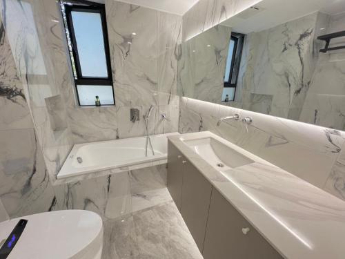 y baño con lavabo, aseo y bañera. en Shanghai Jing'an Modern Luxury Mansion 3 Bedrooms Near Metro & Attractions, en Shanghái