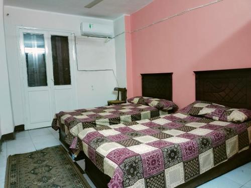 Katil atau katil-katil dalam bilik di Two bedroom Apartment in central location in downtown Cairo