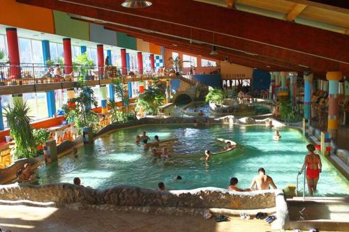 un grupo de personas en una piscina en un complejo en Füge Vendégház, en Magyarhertelend