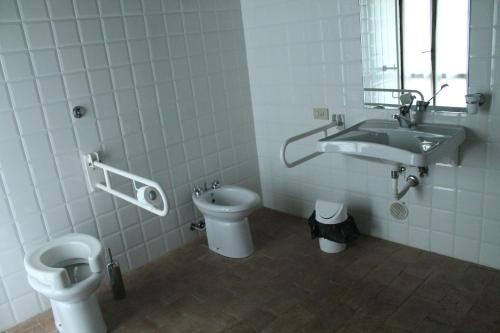 La salle de bains est pourvue d'un lavabo et de toilettes. dans l'établissement Agriturismo Piano Grande, à Avigliano