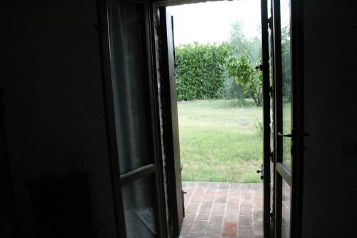 an open door with a view of a yard at Agriturismo Piano Grande in Avigliano