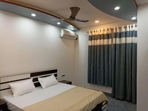 1 dormitorio con 1 cama y ventilador de techo en The Royal Scout Homestay en Changar Talai