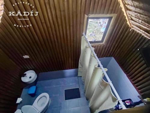 ein Bad mit einer Leiter und einem WC in einem Zimmer in der Unterkunft KADIJ Guest House in San Juan