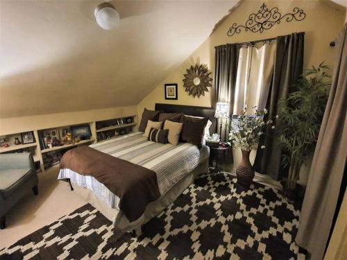 1 dormitorio con 1 cama grande y 1 alfombra en Tropical OASIS Getaway with a Private Pool & Spa en Nueva Orleans