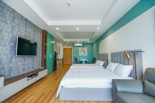 Habitación de hotel con cama y sofá en TMS View Trực Diện Biển, en Quy Nhon