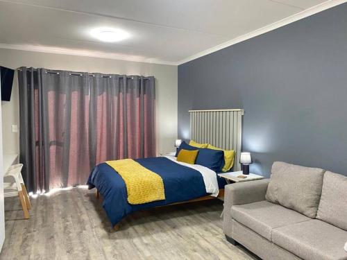 Un pat sau paturi într-o cameră la Peaceful and Luxurious Apartment