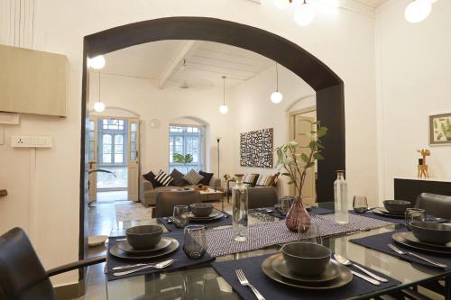 Souzagad - Villa Maria في بيون: غرفة طعام مع طاولة وغرفة معيشة