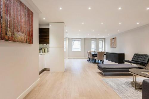 a living room with a couch and a table at Beautiful 2-bed flat-Hosted by Sweetstay in London
