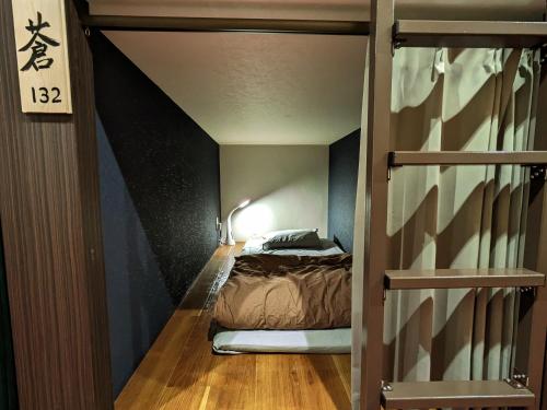 a bedroom with a bunk bed in a room at 駿府城下町の宿　玉乃屋 in Shizuoka