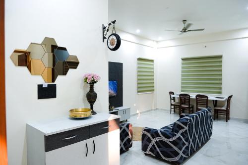 een woonkamer met witte muren en een eetkamer bij 2 Bedroom Apartment near Vijayanagar, Bangalore in Bangalore