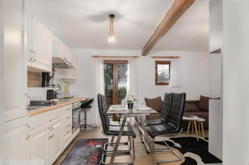 una cucina e una sala da pranzo con tavolo e sedie di Gasthof Barlida a Lainach